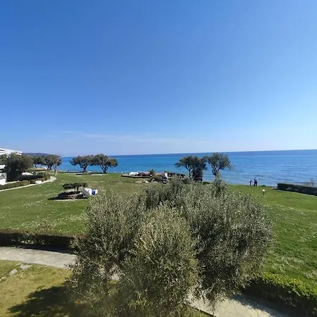 Beachfront Charming Maisonette Дом отдыха