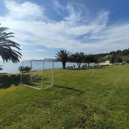 Beachfront Charming Maisonette Дом отдыха *