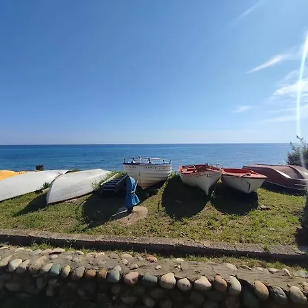 Beachfront Charming Maisonette Мола-Калива