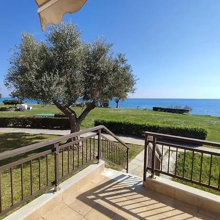 Beachfront Charming Maisonette * Мола-Калива