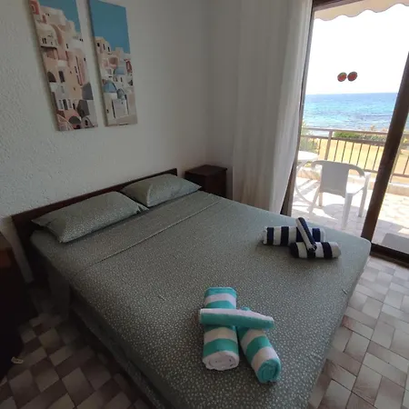 Дом отдыха Beachfront Charming Maisonette Мола-Калива