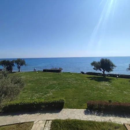 Beachfront Charming Maisonette בית נופש *