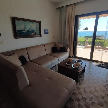 Beachfront Charming Maisonette בית נופש *