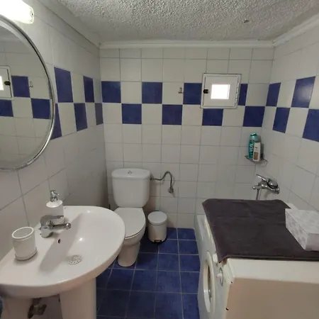 Beachfront Charming Maisonette בית נופש *